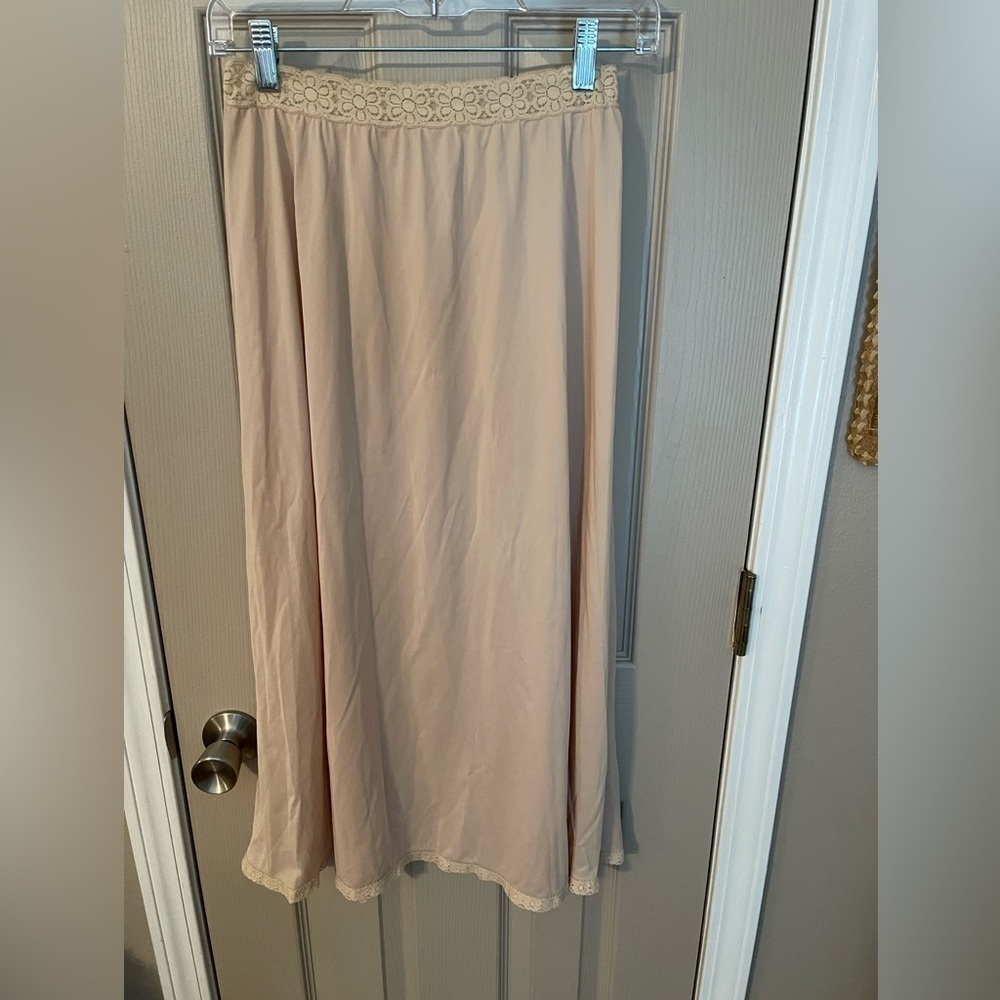 Vintage beige lace trimmed half slip - Picture 3 of 6